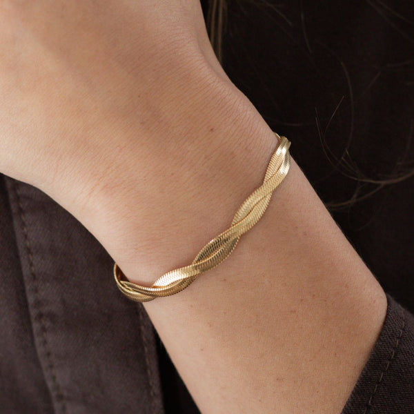Flad Twist Slange Armbånd stylet med andre guldbelagte armbånd.
