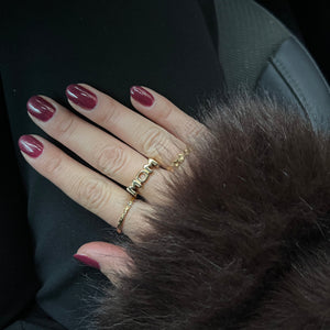 Detalje af MOM Signet Ring med graveret MOM-motiv.