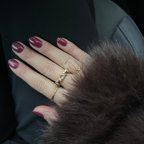Detalje af MOM Signet Ring med graveret MOM-motiv.