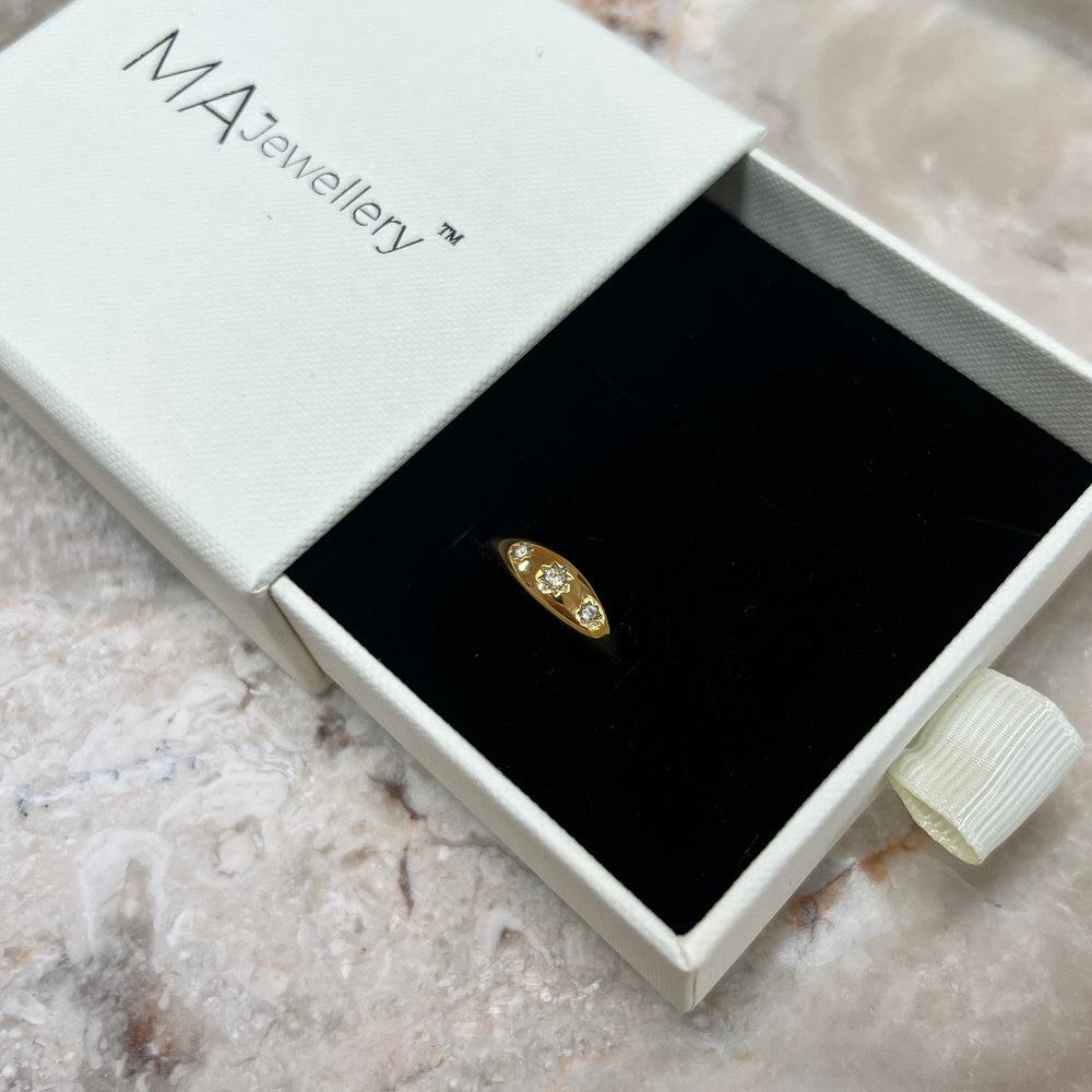 Star Oval Ring i 18K guldbelagt rustfrit stål.