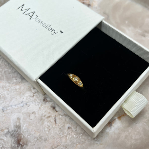 Close-up af Star Oval Ring med oval sten.
