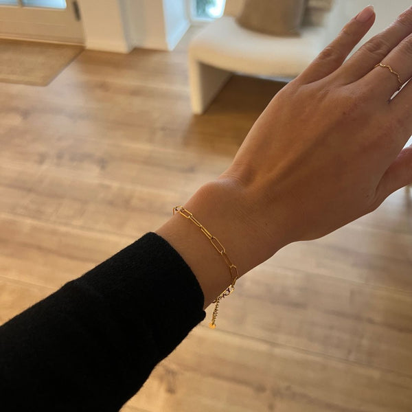 Model bærer Paperclip Armbånd i 18K guldbelagt rustfrit stål.