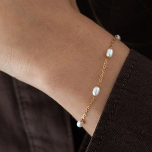 Close-up af Perle Dot Armbånd med ferskvandsperler.