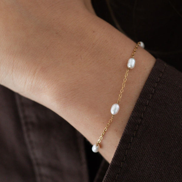 Close-up af Perle Dot Armbånd med ferskvandsperler.