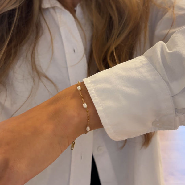 Detalje af Perle Dot Armbånd med ferskvandsperler.