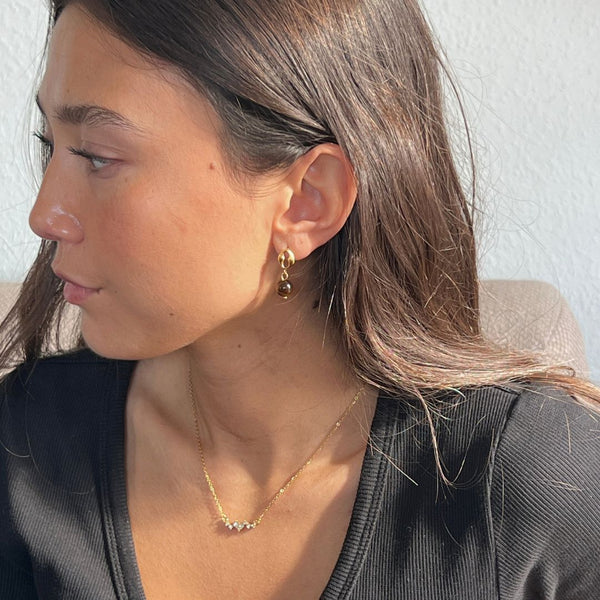 Elegante Siena øreringe med perledetaljer og 18K guldbelagt finish.