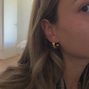 Model iført Flower Øreringe i 18K guldbelagt rustfrit stål.