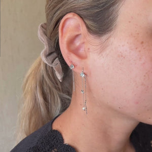 Lilje Øreringe stylet med sølvfarvede smykker.