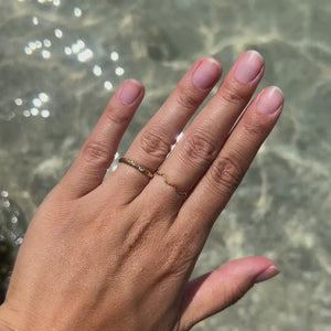 Ocean Ring i 18K guldbelagt rustfrit stål vist fra flere vinkler.