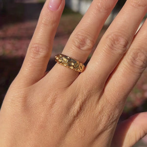 Chunky Ring vist i bevægelse med fokus på den blanke overflade og den fyldige form.