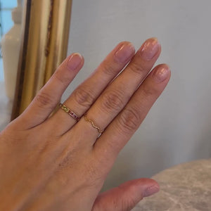 Color Ring i 18K guldbelagt rustfrit stål vist fra flere vinkler.