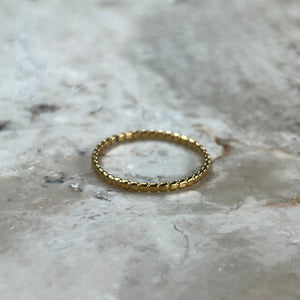 Close-up af Stribe Ring med elegante striber.