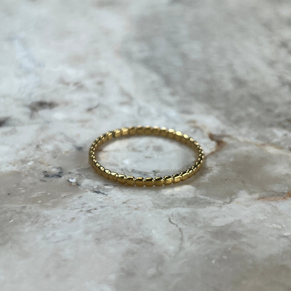 Close-up af Stribe Ring med elegante striber.
