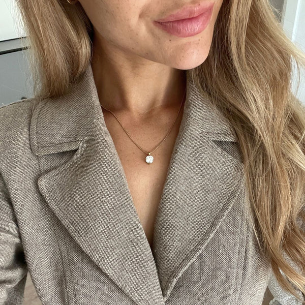 Elegant rund halskæde med funklende krystal i 18K guldbelagt rustfrit stål.
