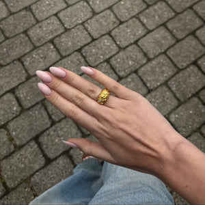 Cosmo Ring i 18K guldbelagt rustfrit stål med blank finish.