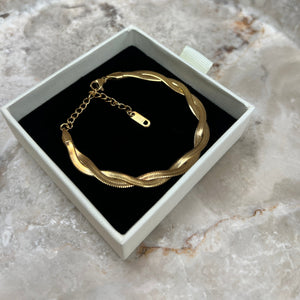 Flad Twist Slange Armbånd i 18K guldbelagt rustfrit stål med elegant slangekæde.