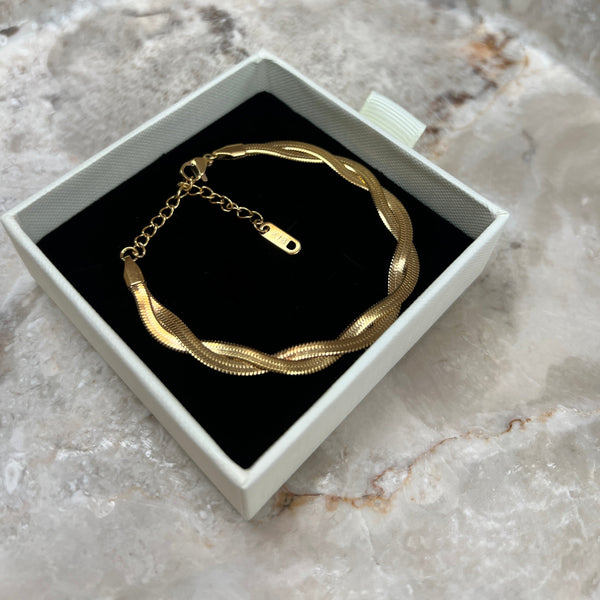 Flad Twist Slange Armbånd i 18K guldbelagt rustfrit stål med elegant slangekæde.