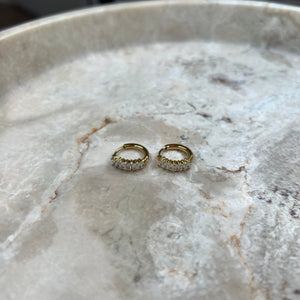 Krystal Creol Øreringe i 18K guldbelagt rustfrit stål med funklende krystaller.