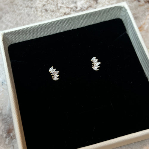 Krystal Stud Øreringe i 18K guldbelagt rustfrit stål med funklende krystaller.