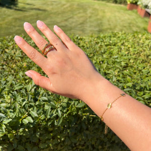 Model bærer Scattered Flower Armbånd i 18K guldbelagt rustfrit stål.