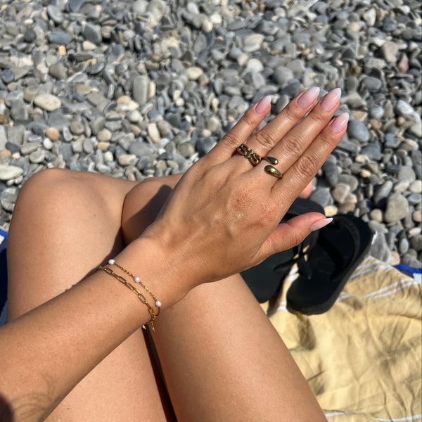 SIS Signet Ring stylet med andre guldbelagte ringe.