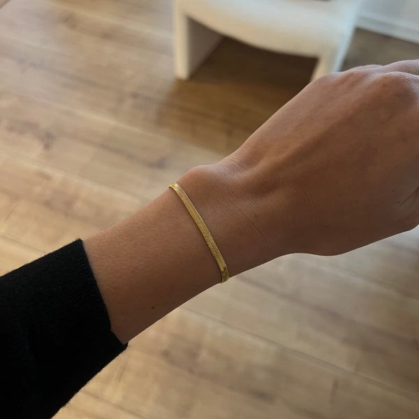 Elegant Slangearmbånd med 18K guldbelagt finish.