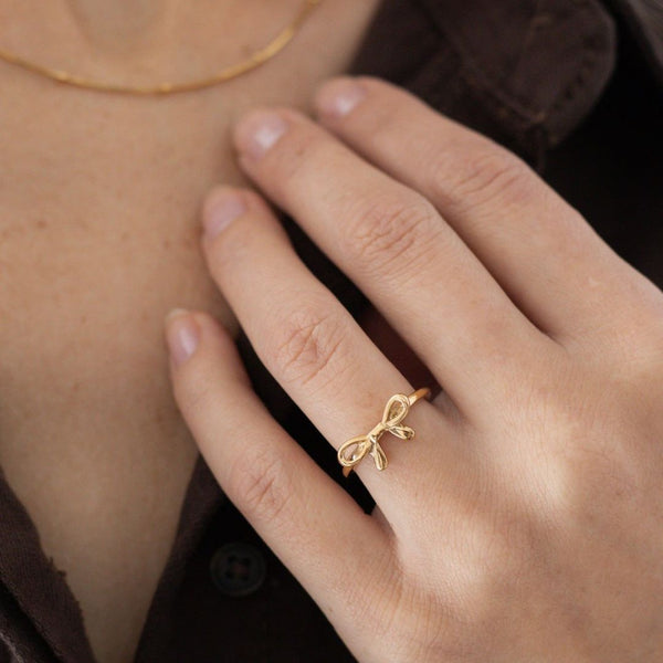 Detalje af Sløjfe Ring med elegant sløjfedesign.