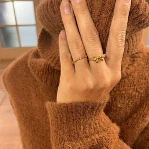 Model bærer Sløjfe Ring i 18K guldbelagt rustfrit stål.