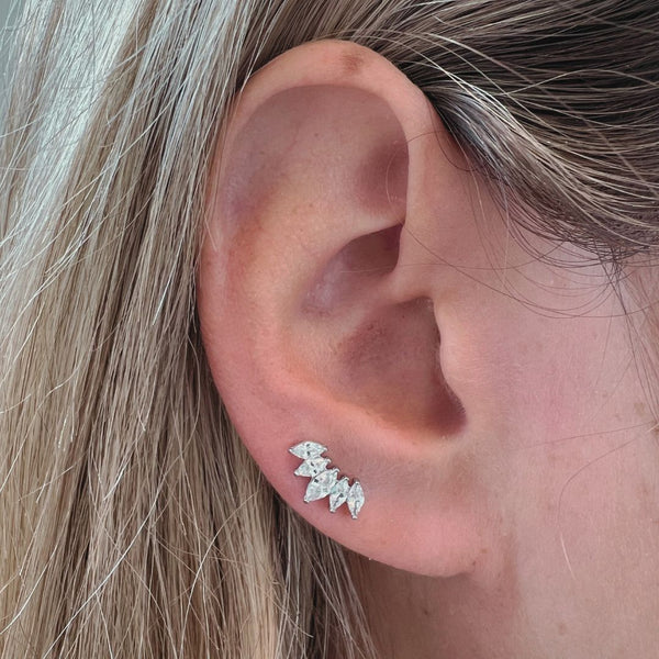 Detalje af Krystal Stud Øreringe med funklende krystaller.