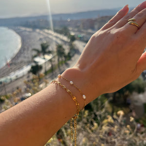 Close-up af Sun Armbånd med elegant soldetalje.