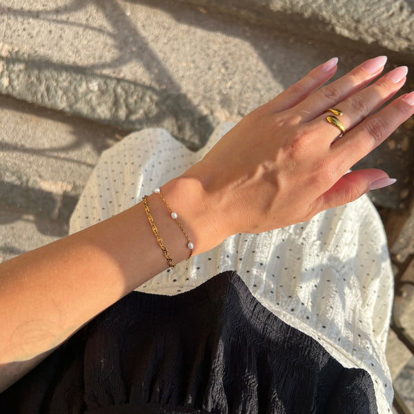 Model bærer Sun Armbånd i 18K guldbelagt rustfrit stål.
