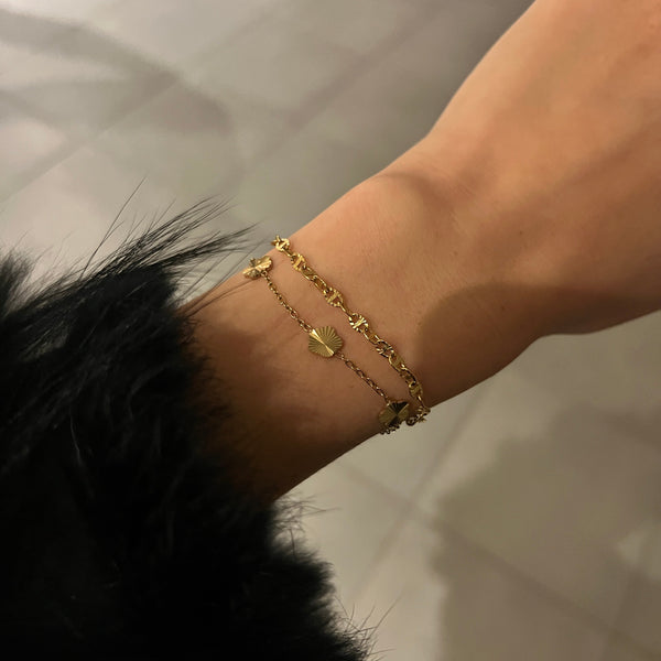 Sun Armbånd stylet med andre guldbelagte smykker.