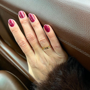 Detalje af Sun Band Ring med elegant soldesign.