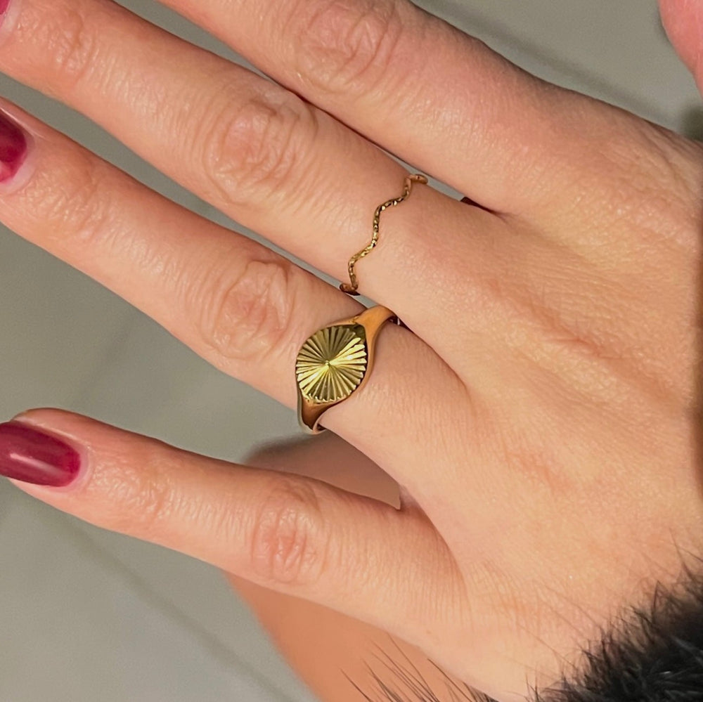 Sun Rund Ring i 18K guldbelagt rustfrit stål.