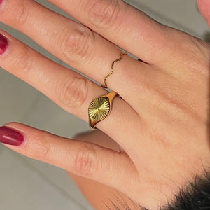 Detalje af Sun Rund Ring med rundt soldesign.