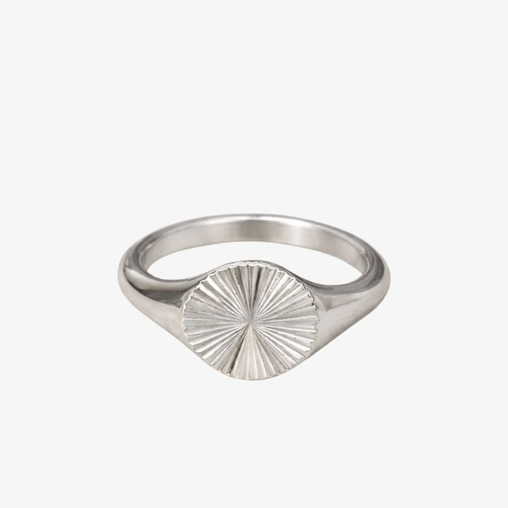 Sun Rund Ring i sølvfarvet rustfrit stål.