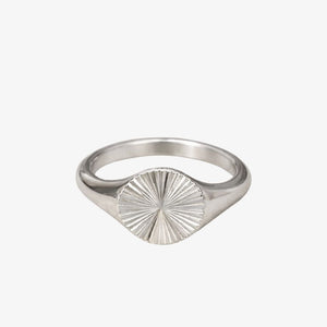 Sun Rund Ring i sølvfarvet rustfrit stål.