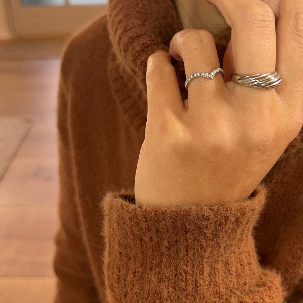 V Ring i sølvfarvet rustfrit stål.