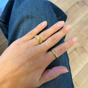 Model bærer Chunky Dome Ring i 18K guldbelagt rustfrit stål.