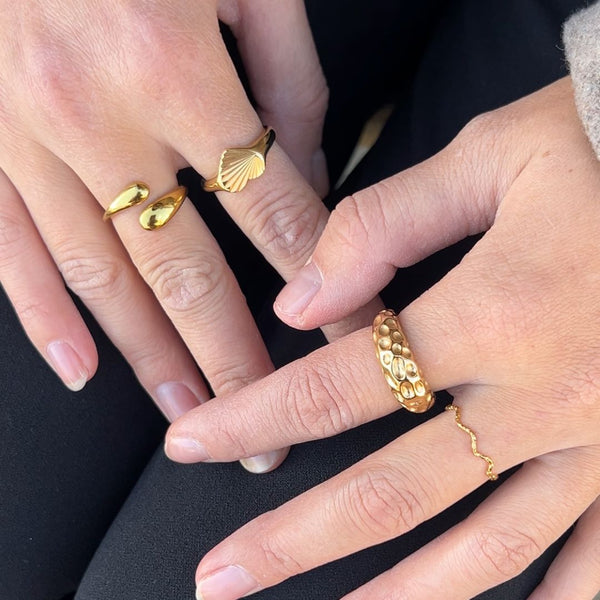 Model bærer Chunky Ring i 18K guldbelagt rustfrit stål.