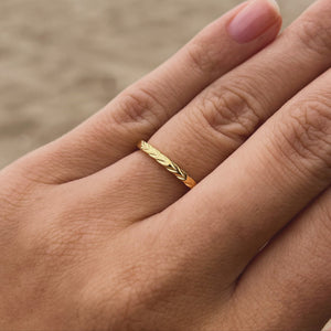Model bærer Classic Sun Ring i 18K guldbelagt rustfrit stål.