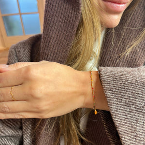 Model bærer Color Dot Armbånd i 18K guldbelagt rustfrit stål.