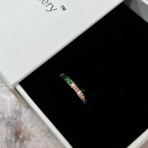 Close-up af Color Ring med farverige sten.