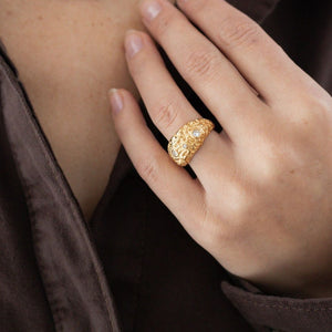 Model bærer Cosmo Ring i 18K guldbelagt rustfrit stål.