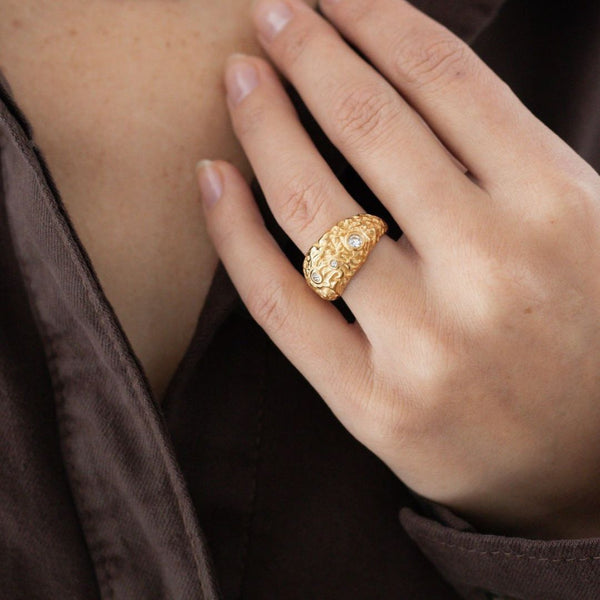 Model bærer Cosmo Ring i 18K guldbelagt rustfrit stål.