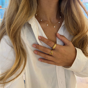 Model bærer Embrace Ring i 18K guldbelagt rustfrit stål.