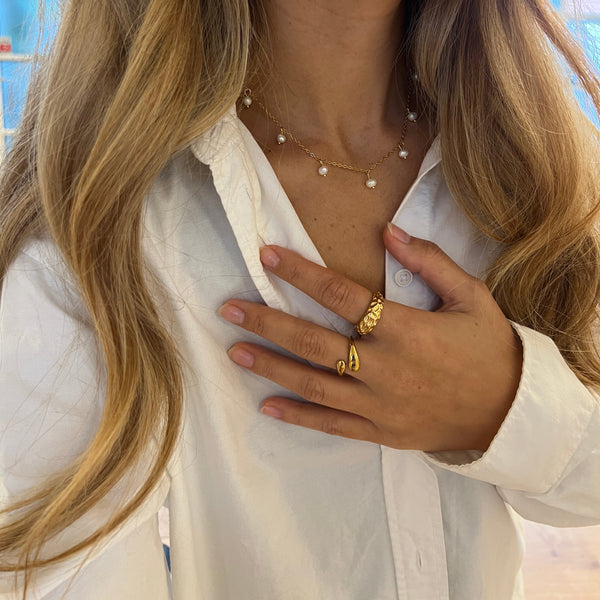Model bærer Embrace Ring i 18K guldbelagt rustfrit stål.