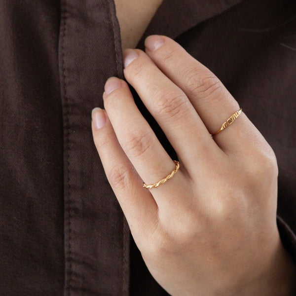 Model bærer Mama Ring i 18K guldbelagt rustfrit stål.