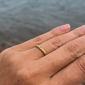 Model bærer Ocean Ring i 18K guldbelagt rustfrit stål.