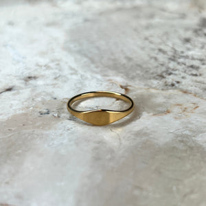 Model bærer Oval Ring i 18K guldbelagt rustfrit stål.